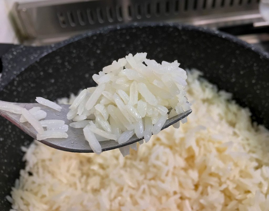 برنج را بعد چند دقیقه آبکش کنیم