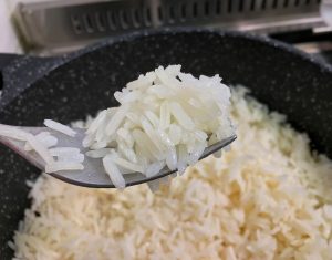 برنج را بعد چند دقیقه آبکش کنیم