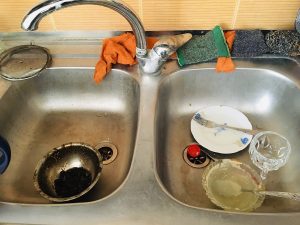 بهترین روش تمیز کردن سینک ظرفشویی