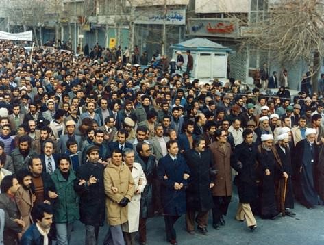 رویدادهای مهم تاریخی 19 بهمن: راهپيمايي مردم در تاييد دولت موقت