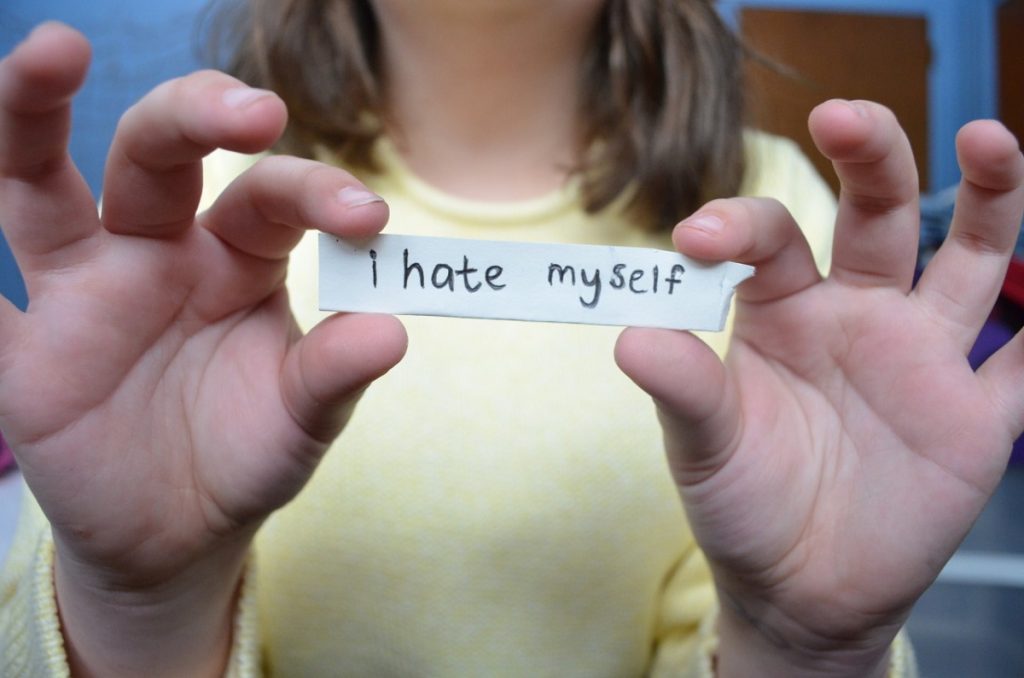 چرا از خودم بدم می‌آید؟ (دلایل، پیامدها و درمان نفرت از خود)