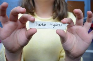چرا از خودم بدم می‌آید؟ (دلایل، پیامدها و درمان نفرت از خود)