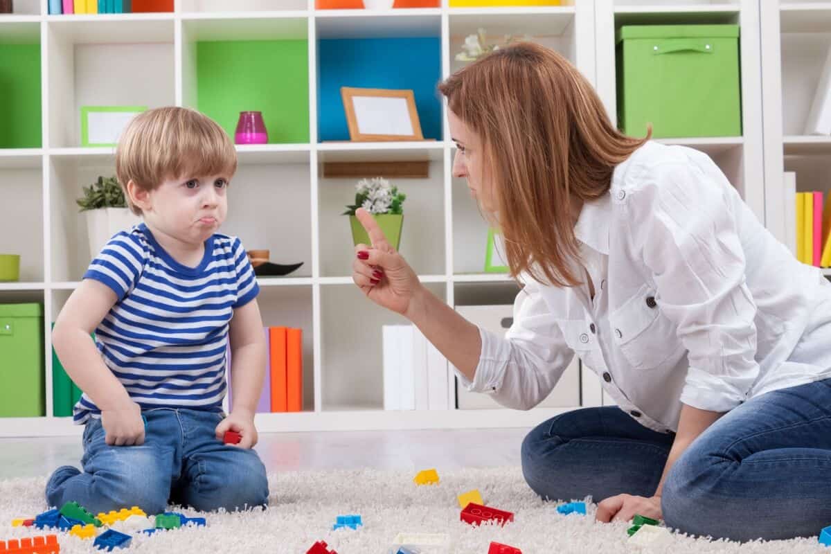 چگونه با یک کودک اوتیسمی رفتار کنیم