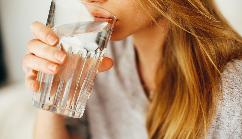 چند لیوان آب در روز باید بخوریم؟