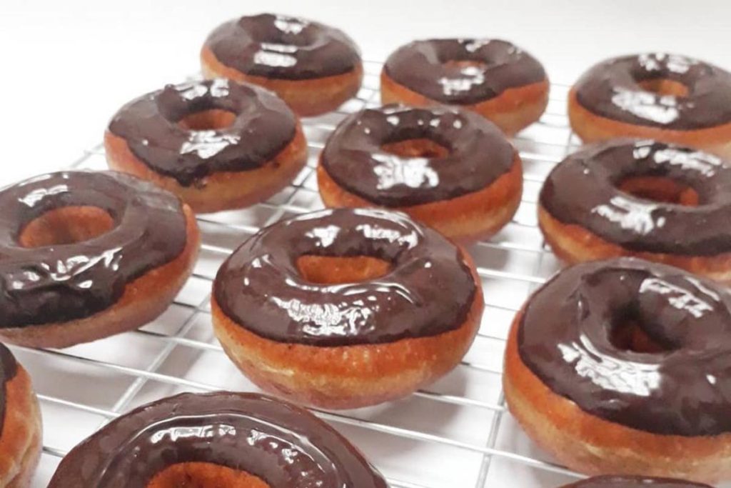 طرز تهیه دونات فوری با شیر بدون خمیرمایه (ساده و خوشمزه)