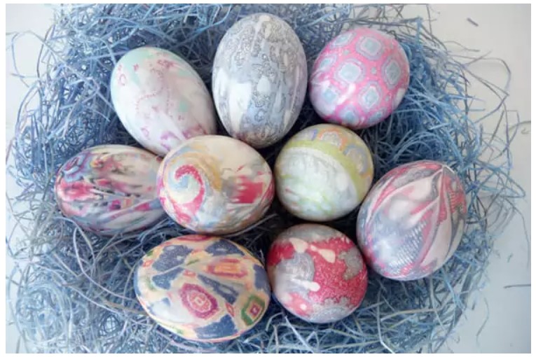 رنگ آمیزی تخم مرغ با پارچه