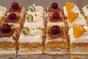 طرز تهیه شیرینی تر خانگی خوشمزه کم خامه به ساده ترین روش