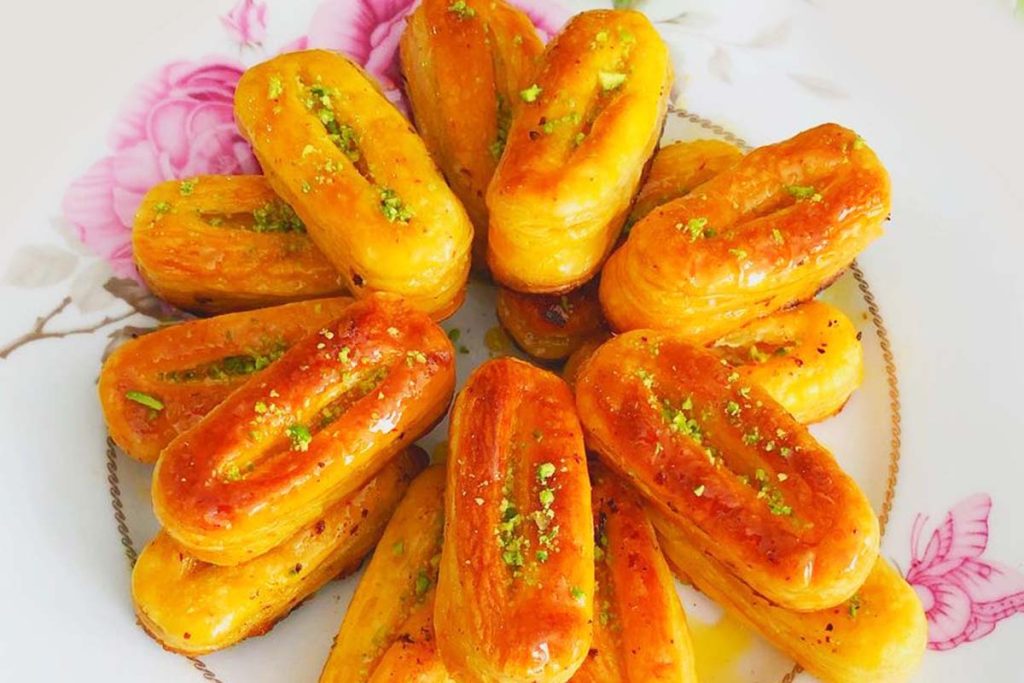 طرز تهیه شیرینی زبان خانگی به سبک قنادی ها بدون خمیر هزارلا