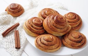 طرز تهیه رول دارچین و گردو نرم و خوشمزه