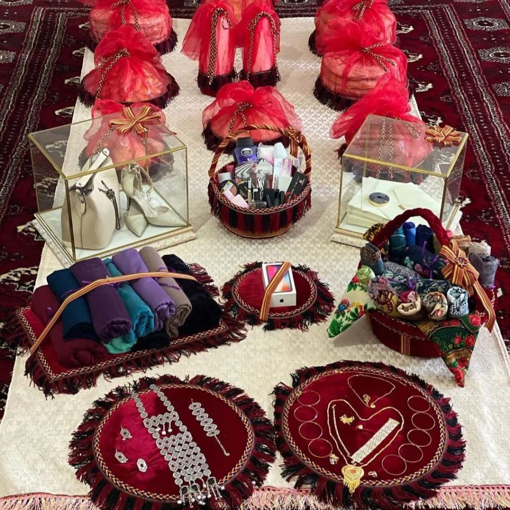 در عید نوروز برای عروس چی میبرن	