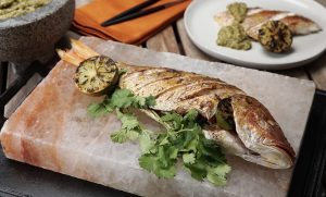 طرز تهیه ماهی شکم پر با فویل در آتش خوش طعم و لذیذ