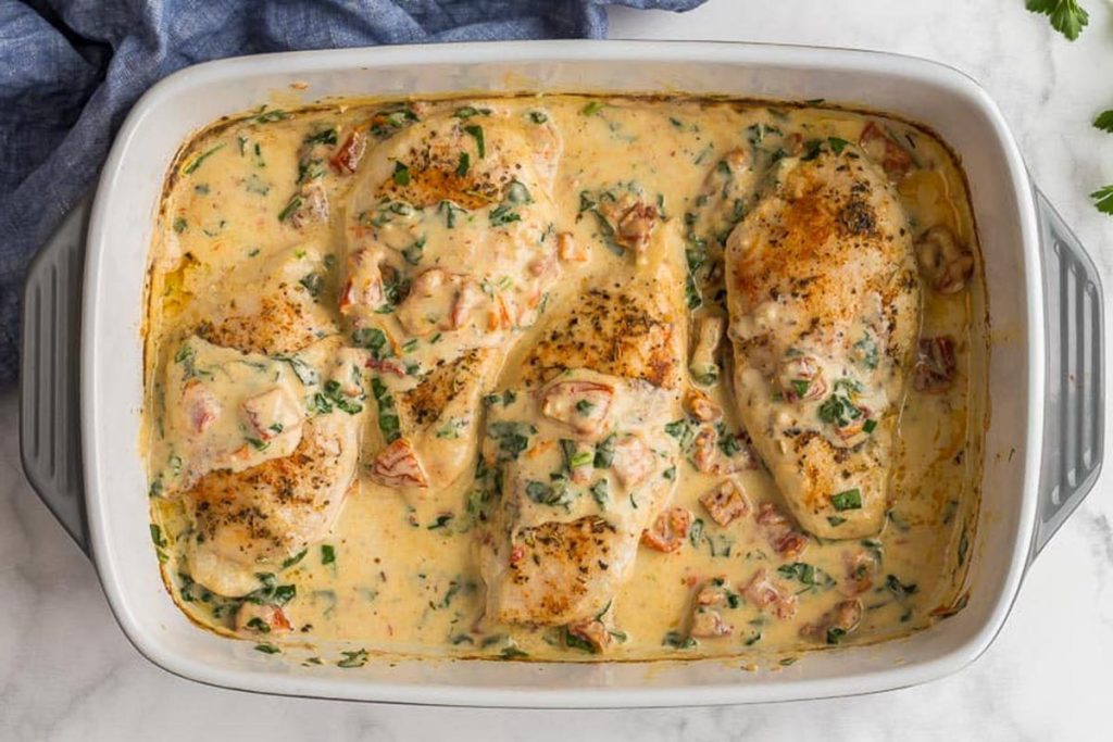 طرز تهیه مرغ خامه ای در فر با جعفری و کره