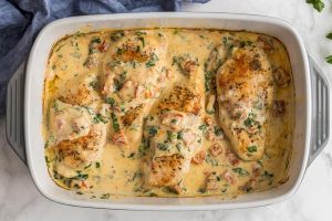 طرز تهیه مرغ خامه ای در فر با جعفری و کره