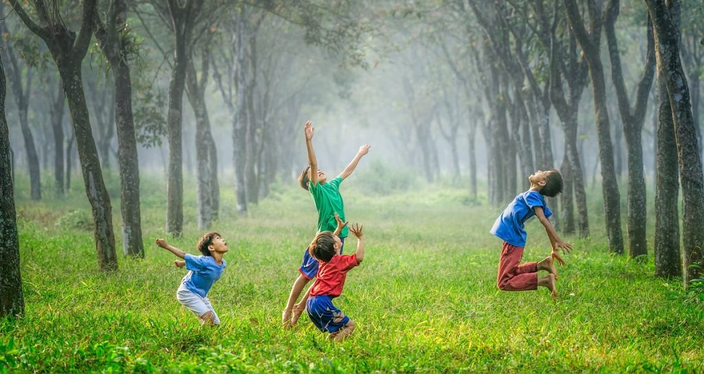 فواید بازی در طبیعت برای کودکان در مقایسه با خطرات آن
