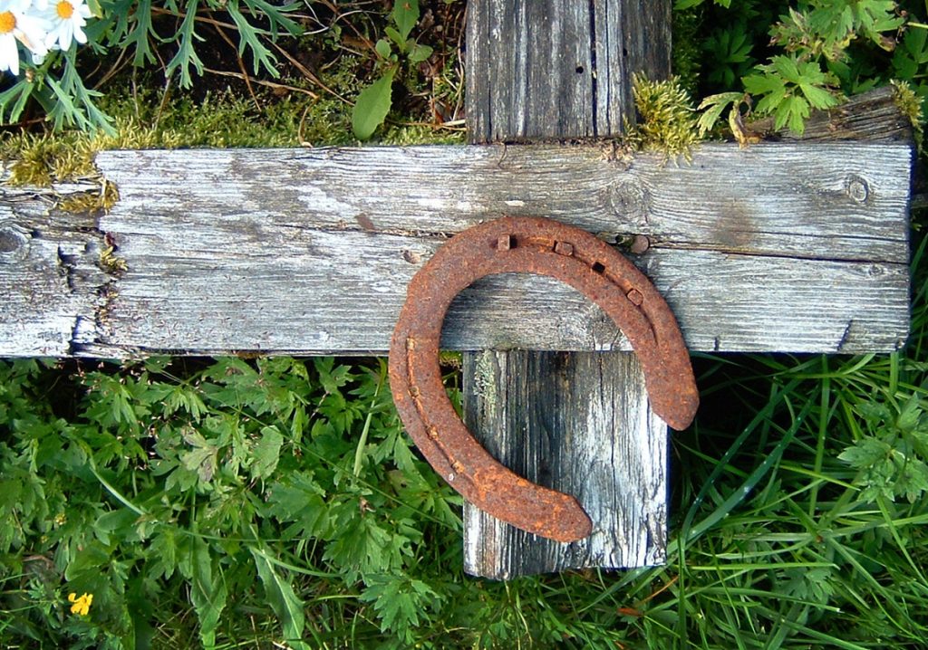 نعل اسب نماد چیست؟ 4 معنی نمادین نعل اسب