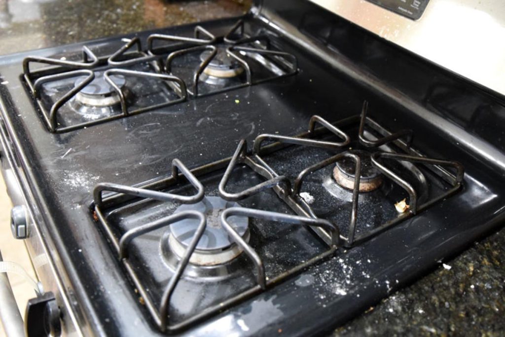 تمیز کردن چدن گاز با 10 روش خانگی ساده و در دسترس