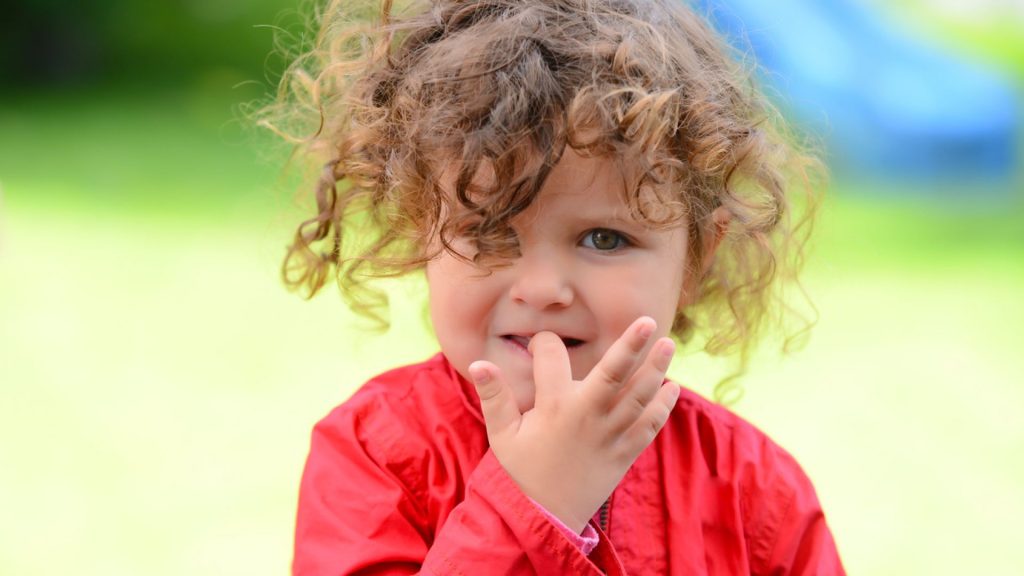 چرا کودکان ناخن می‌خورند؟ پاسخ 3 متخصص اطفال به این سوال را بخوانید