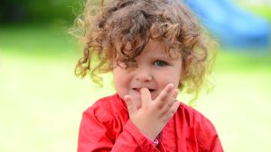 چرا کودکان ناخن می‌خورند؟ پاسخ 3 متخصص اطفال به این سوال را بخوانید