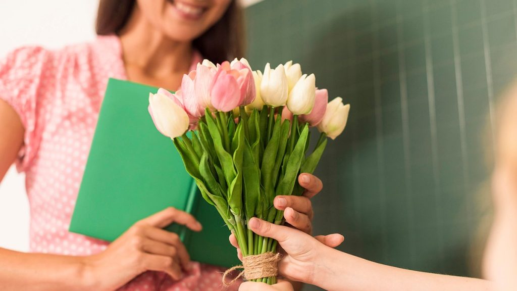 متن تبریک روز معلم (به پدر، مادر، همسر، خواهر و برادرزاده و …)