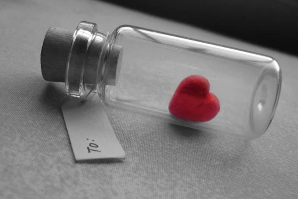 متن درباره دوست داشتن پنهانی (کوتاه و زیبا)