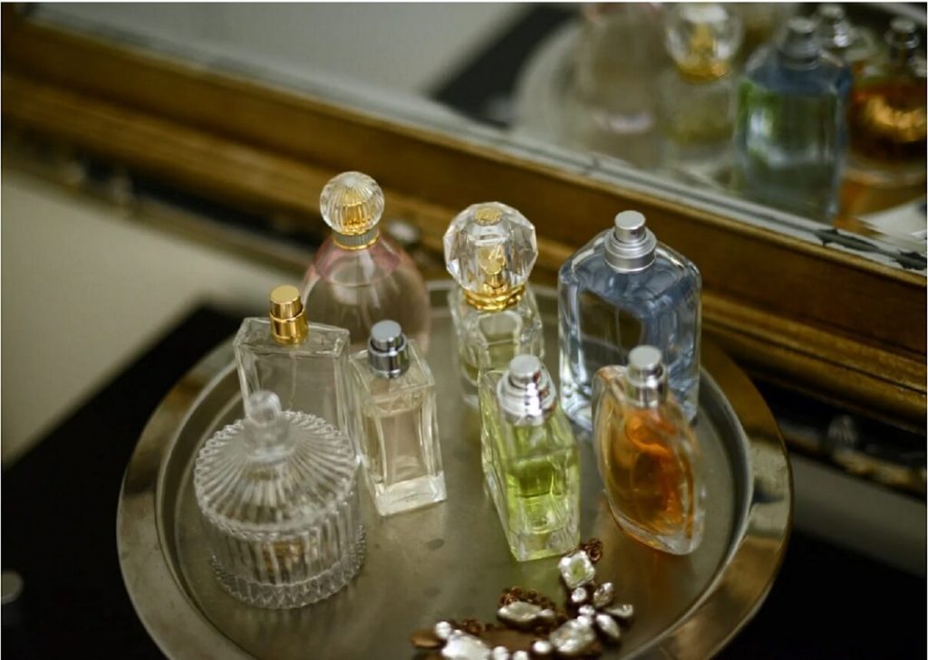 معرفی بهترین عطر زنانه با ماندگاری بالا + رایحه و برند