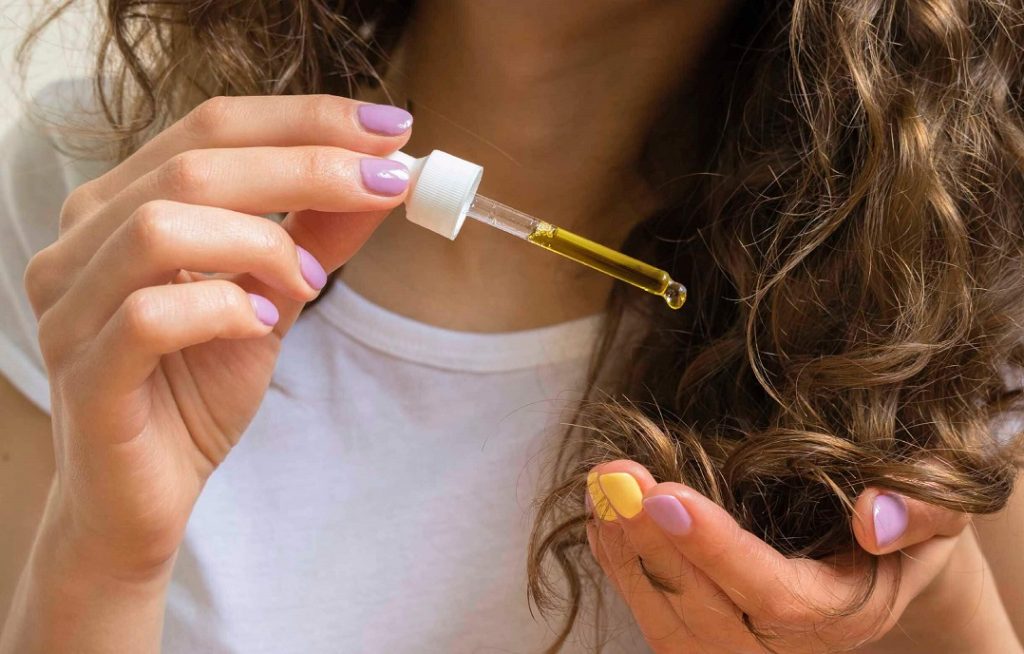 بهترین روغن های طبیعی و گیاهی برای انواع مو + طرز استفاده