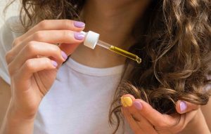 بهترین روغن های طبیعی و گیاهی برای انواع مو + طرز استفاده