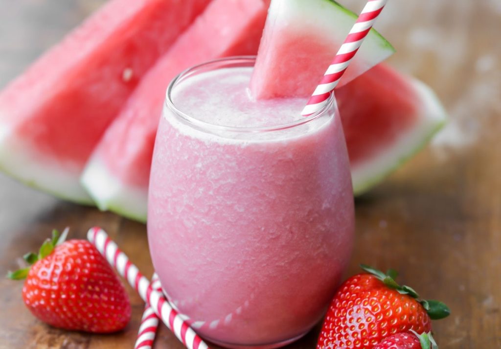 طرز تهیه اسموتی هندوانه و توت فرنگی (با بافت نرم و خوشمزه)