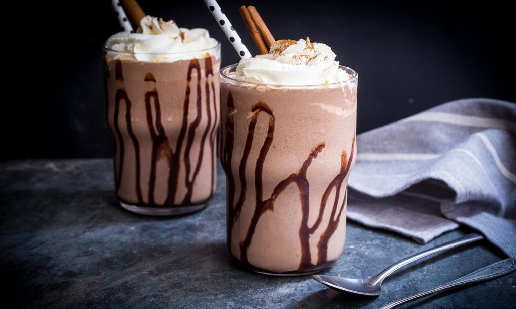 طرز تهیه میلک شیک شکلاتی (ساده، با بستنی و موز) + فیلم