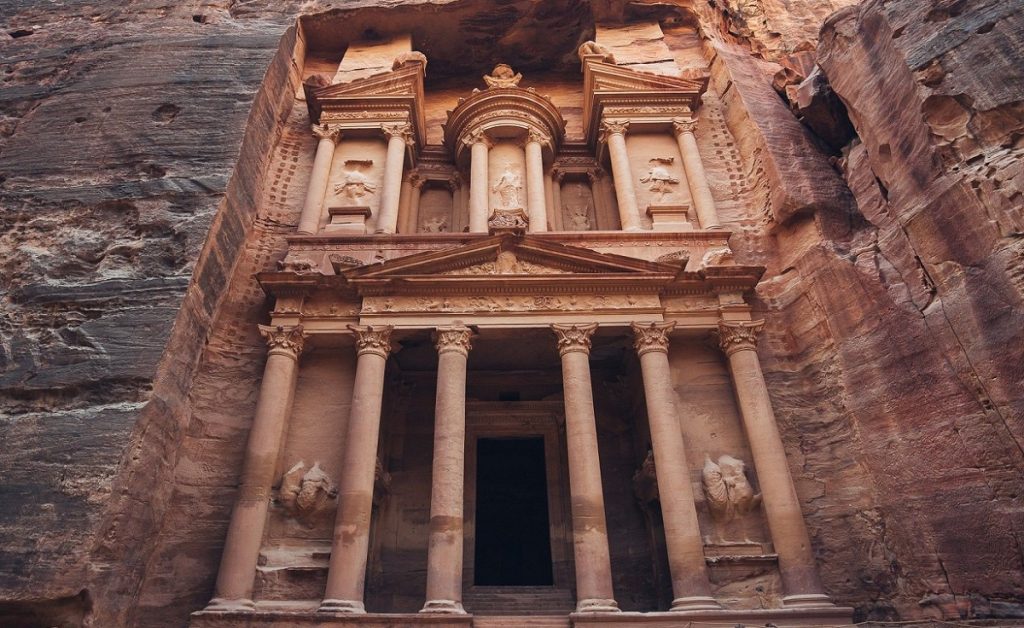 قوم عاد در کدام شهر بودند و چگونه هلاک شدند؟