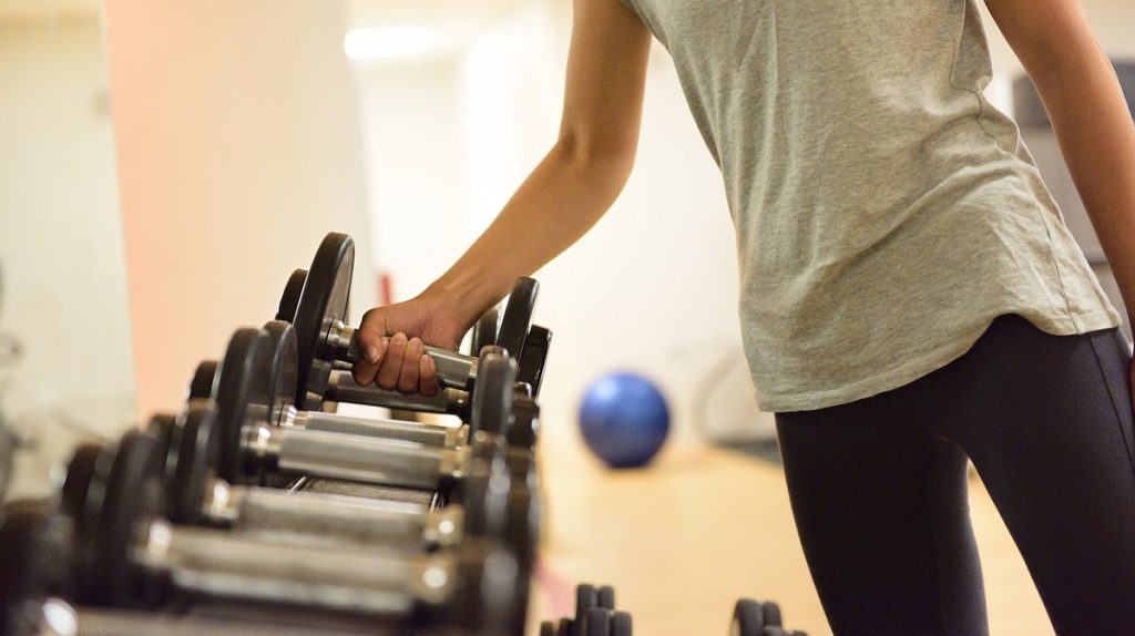 حرکات ورزشی برای سفت شدن و بالا بردن سینه (در خانه)