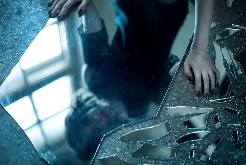 شکستن لیوان یا آینه نشانه چیست؟