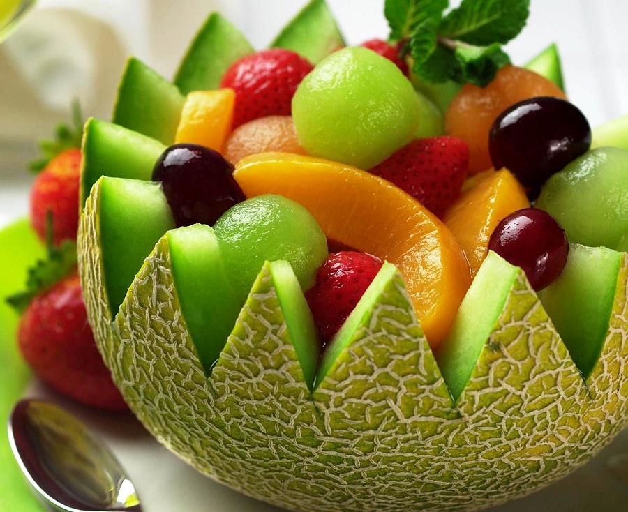 سالاد میوه با توت فرنگی