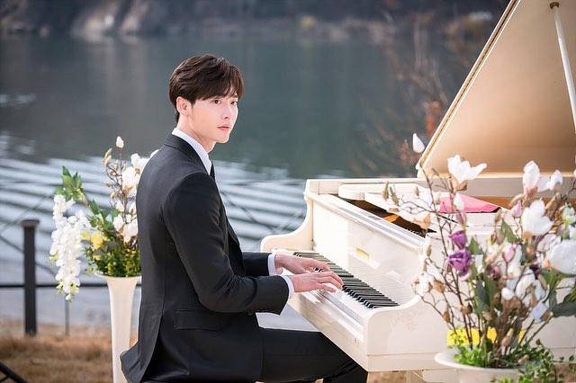 لی جونگ سوک در حال پیانو زدن