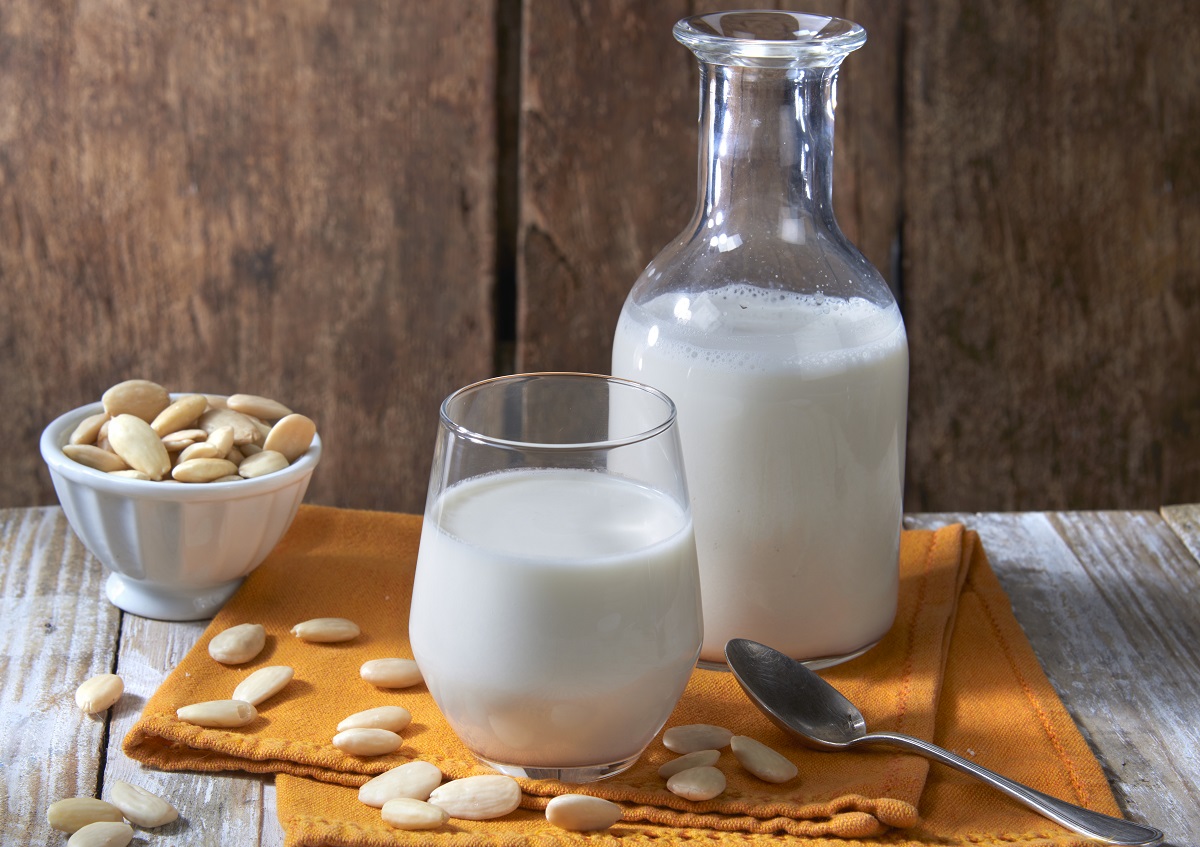 طرز تهیه شیر بادام در منزل به روش ساده