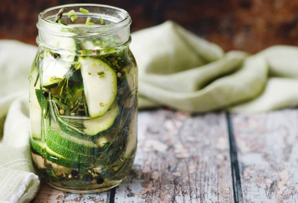 طرز تهیه ترشی کدو سبز؛ پرخاصیت و خوشمزه