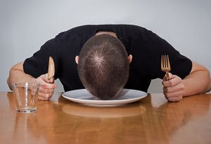 عوارض دراز کشیدن بعد از غذا خوردن (جدی بگیرید!)