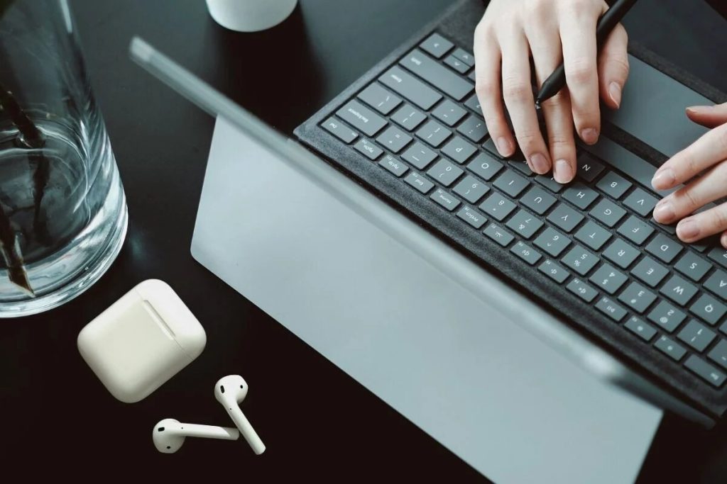 چگونه ایرپاد را به لپ تاپ وصل کنیم؟ (آموزش مرحله به مرحله با عکس)