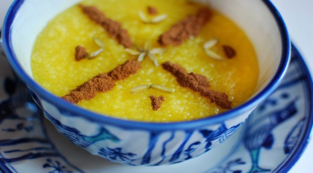 تزیین شله زرد نذری با گل محمدی، دارچین، خلال بادام و … (جدیدترین مدل)