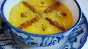 تزیین شله زرد نذری با گل محمدی، دارچین، خلال بادام و … (جدیدترین مدل)