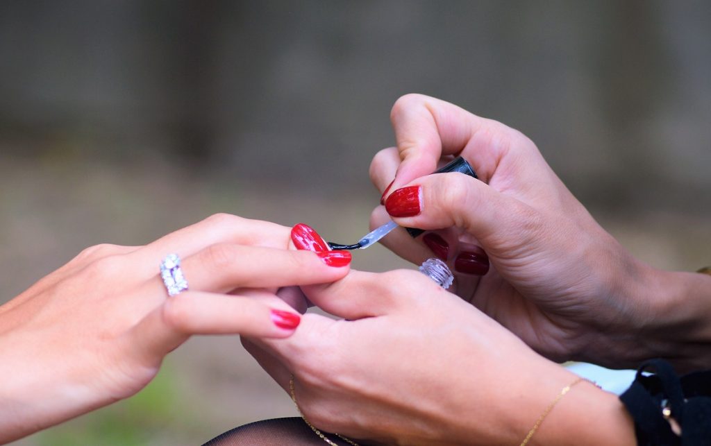 حکم شرعی کاشت ناخن؛ کدام مرجع تقلید کاشت ناخن را قبول دارد؟