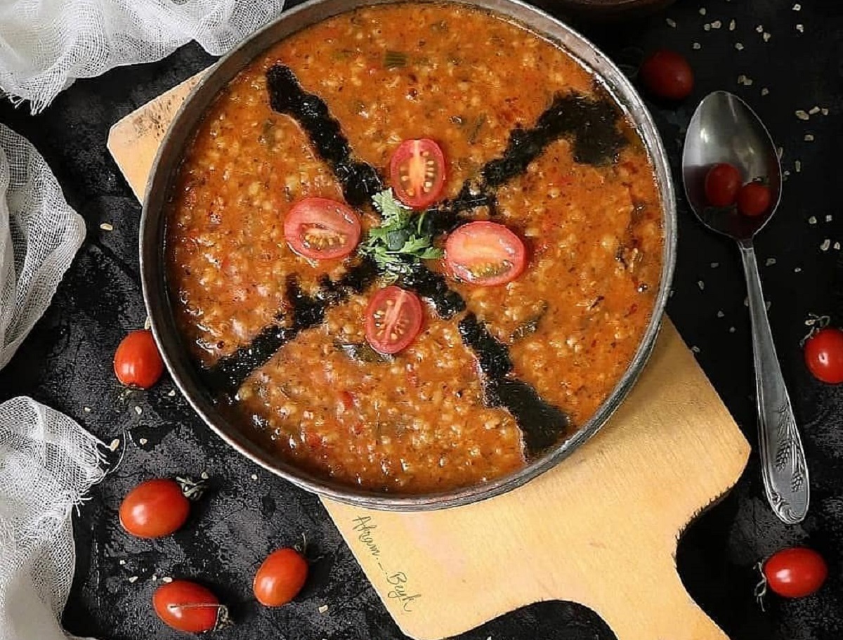 طرز تهیه آش گوجه با لوبیا چشم بلبلی به روش تهرانی؛ خوشمزه و مقوی