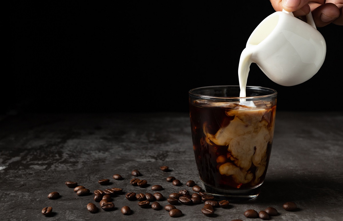 طرز تهیه شیر قهوه خانگی با موکاپات و قهوه جوش