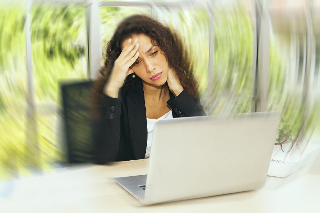 علت سرگیجه هنگام کار با کامپیوتر و گوشی: بیماری سایبری