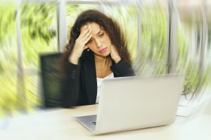 علت سرگیجه هنگام کار با کامپیوتر و گوشی: بیماری سایبری