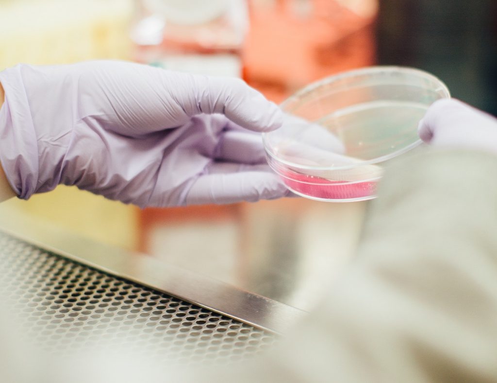 وجود خون در ادرار مردان نشانه چیست؟ آیا خطرناک است؟