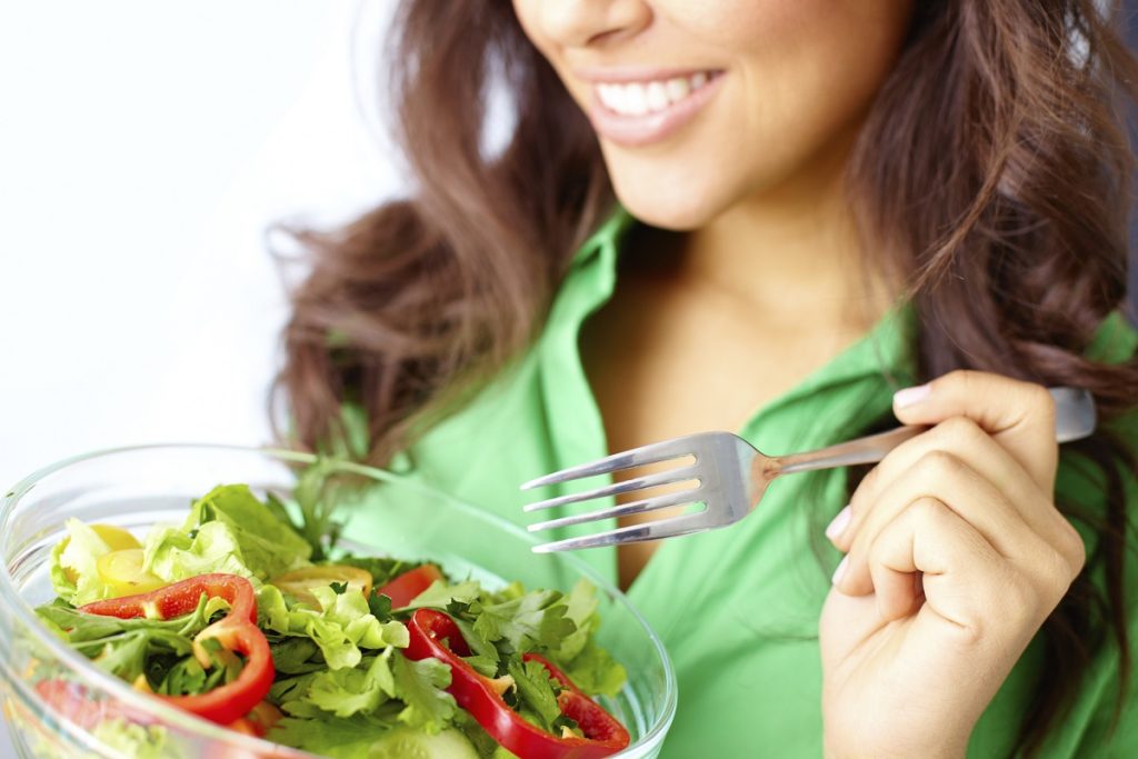 برای هضم سریع غذا چی بخوریم؟ 12 ماده غذایی عالی برای هضم بهتر