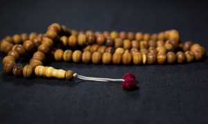 تعقیبات نماز صبح با ترجمه و صوت + خواص آن برای رزق و روزی