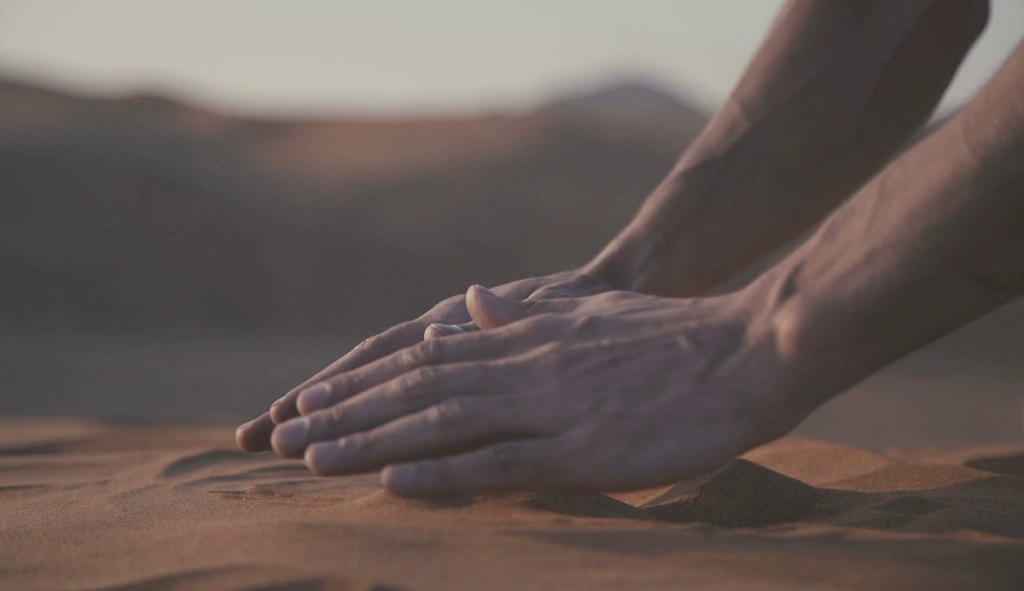 تیمم چگونه است و بر چه چیزهایی صحیح است + احکام کامل تیمم