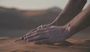 تیمم چگونه است و بر چه چیزهایی صحیح است + احکام کامل تیمم